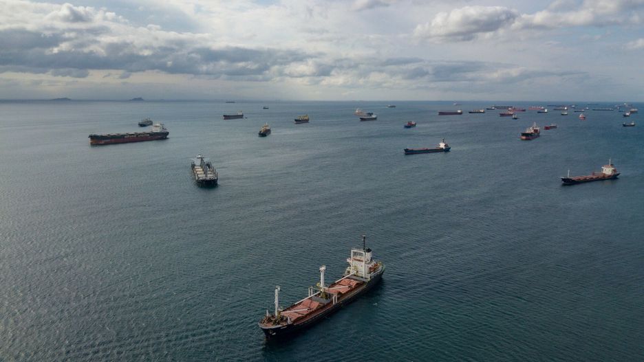 Korytarz zbo?owy w porcie w Odessie
An aerial view shows ships at the anchorage area of the Bosphorus southern entrance in Istanbul, on October 12, 2022. - The grain deal between Russia and Ukraine establishing safe corridors along which Ukrainian ships can come in and out of three designated Black Sea ports in and around Odessa creates a traffic jam in Istanbul. (Photo by Yasin AKGUL / AFP)
YASIN AKGUL