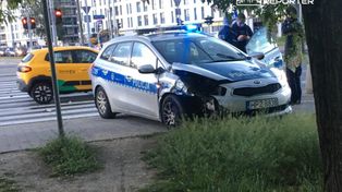 Groźna kolizja na warszawskim Gocławiu. Radiowóz wjechał na czerwonym i zderzył się z audi