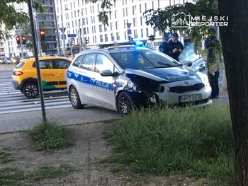 Groźna kolizja na warszawskim Gocławiu. Radiowóz wjechał na czerwonym i zderzył się z audi