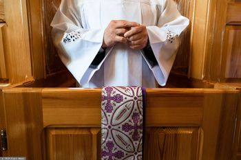Oszukał parafian na wielkie pieniądze. Były proboszcz stanie przed sądem
