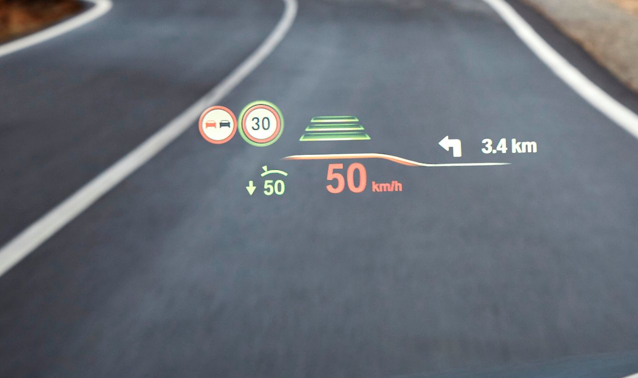 We współczesnych samochodach ograniczeń prędkości "pilnują" systemy odczytujące znaki z drogi. Niestety nie są idealne i często pokazują nieprawidłowe ograniczenia.