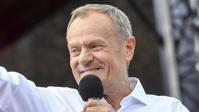 Donald Tusk chwali się zdjęciem z NAJSTARSZYM wnukiem. Mikołaj ma już 15 lat i przerósł znanego dziadka