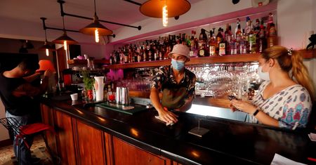 Kelnerzy będą wściekli. 42 proc. Polaków o tym nie wie