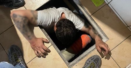 Busko-Zdrój: Właz ukryty pod meblami w łazience. Poszukiwany 43-latek schował się przed policją w studzience