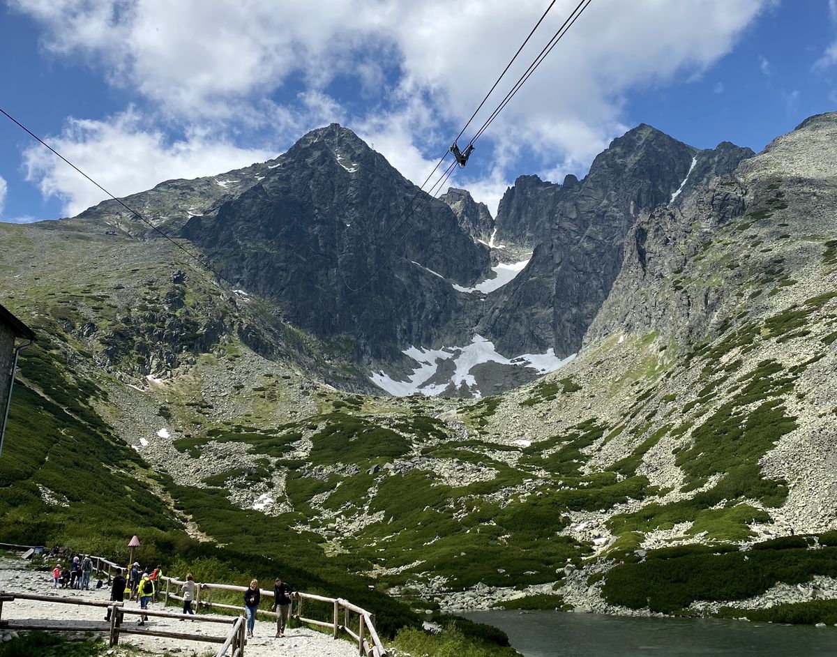 Widok na Łomnicę z wysokości Skalnatego Plesa