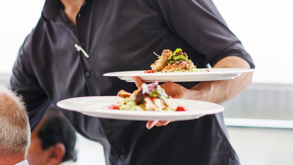 Celebruj 50-lecie Singapuru i poznawaj jego historię roznosząc talerze z żarciem - recenzja Satay Club 1