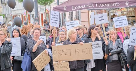 Milczący protest pracowników MOPR przed ratuszem. Domagają się podwyżki wynagrodzeń