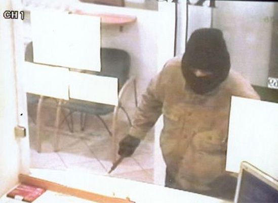 Policja pokazuje zdjęcia z napadu na bank i prosi o pomoc