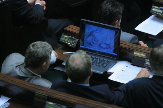 Posłowie żądają laptopów!