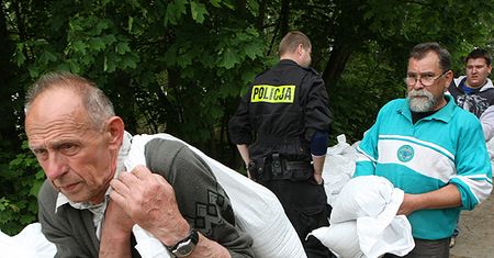 Trwa walka o wały w Dobrzykowie - ludzie są już zmęczeni
