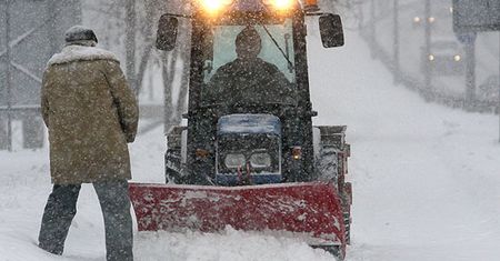 Kilkadziesiąt tysięcy Polaków bez prądu, zamknięte szkoły