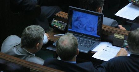 Posłowie żądają laptopów!