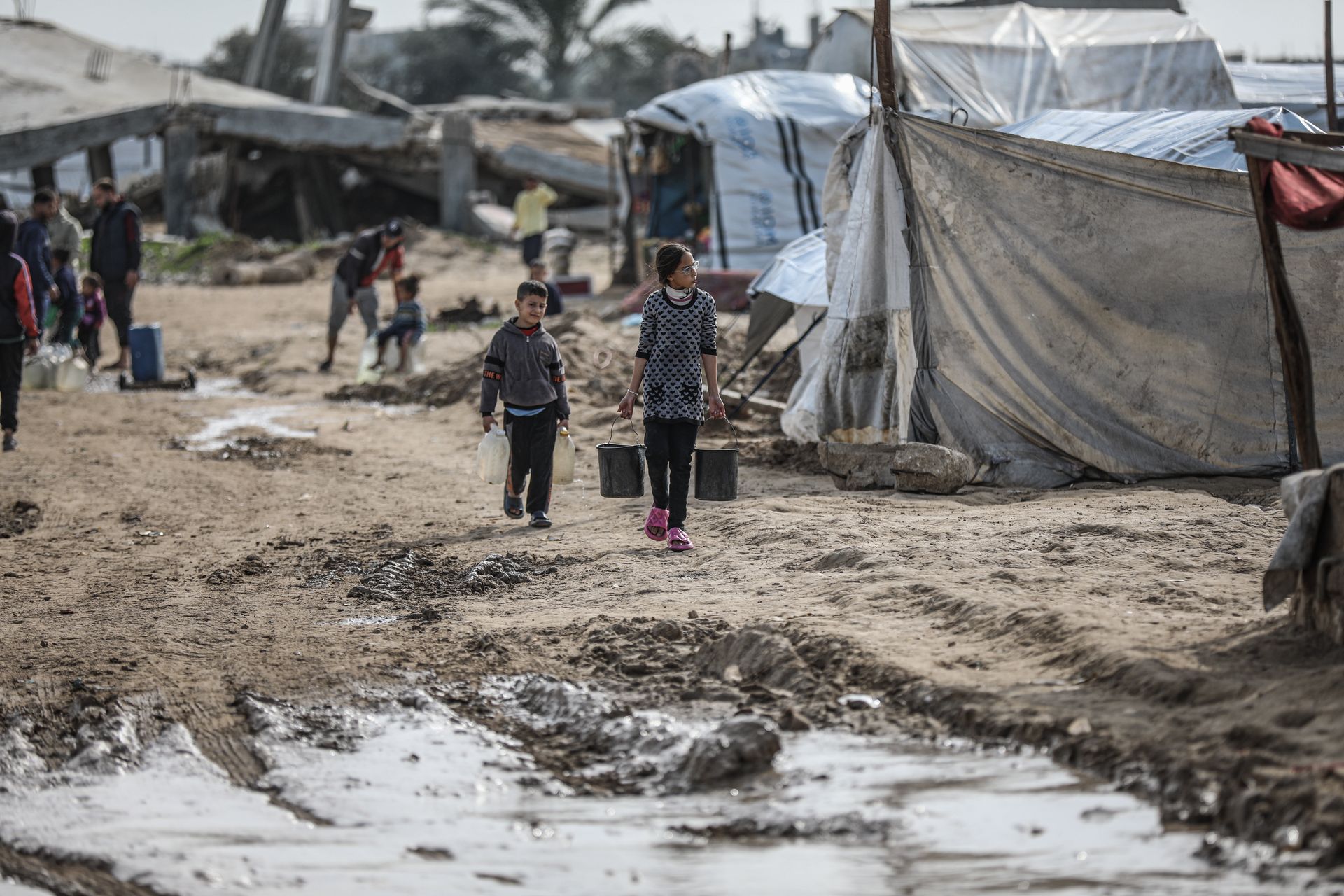 wiadomości,aktualności,WP Wiadomości Oni mają pomóc w Strefie Gazy. Jedynie 24 organizacje
