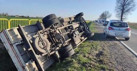 Stracił panowanie nad pojazdem, pomogli policjanci