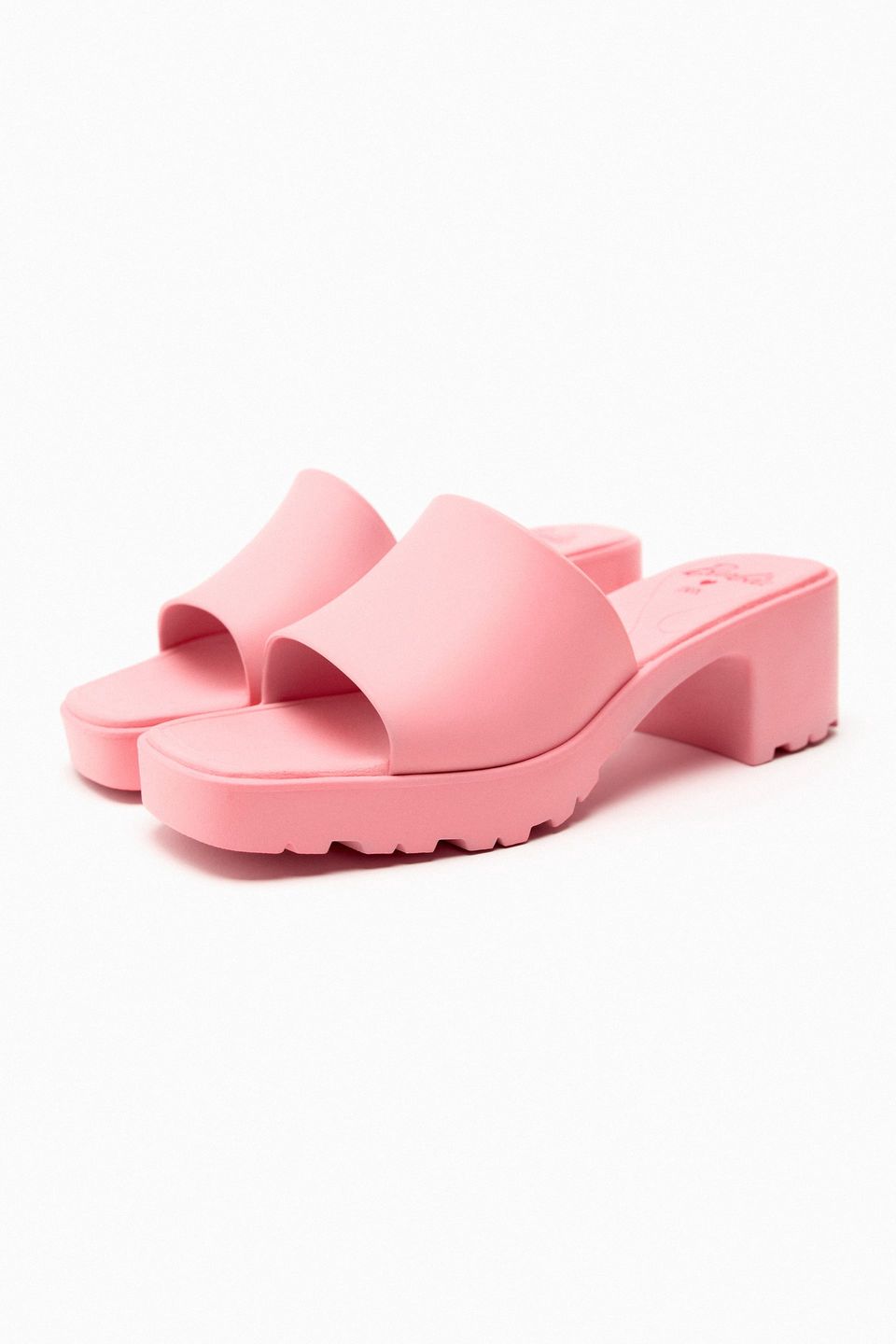 Gumowe klapki z kolekcji Barbie marki ZARA