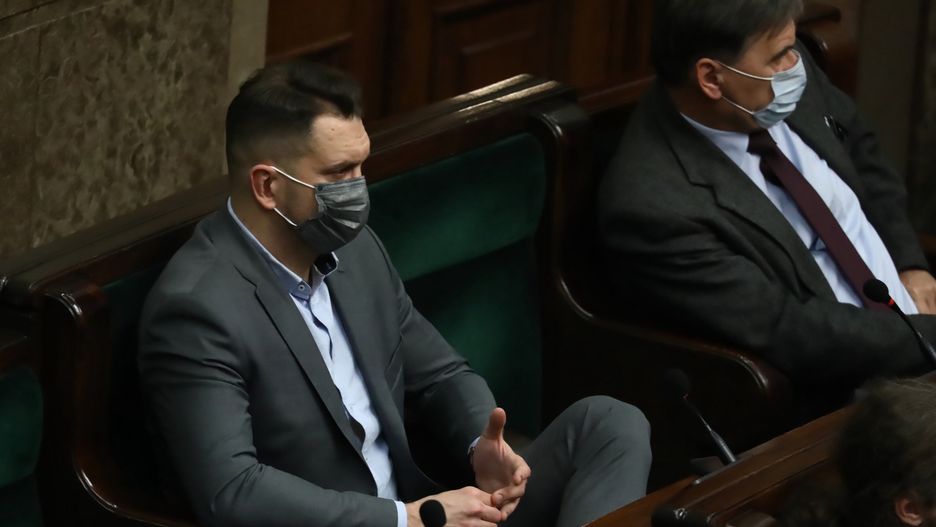 Warszawa, 02.12.2021. Poseł PiS Łukasz Mejza (L) na sali obrad podczas trzeciego dnia posiedzenia Sejmu w Warszawie, 2 bm. Posłowie zajmują się m.in. projektami dotyczącymi wprowadzenia instytucji sędziego pokoju. (amb) PAP/Tomasz Gzell