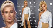 Hailey Baldwin odsłania ramię w kombinezonie za 5 tysięcy