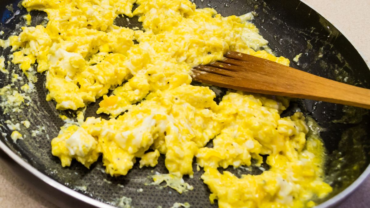 Zaskakujący trik na płaski brzuch. Dodaj to do jajecznicy