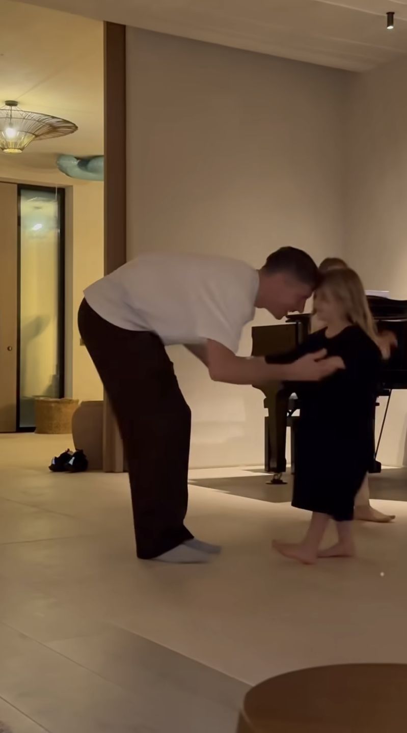 Robert Lewandowski tańczy z córkami