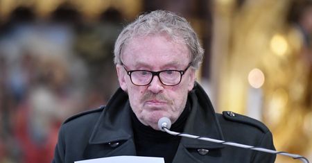 Daniel Olbrychski na pogrzebie Krzysztofa Krawczyka. Drżał mu głos