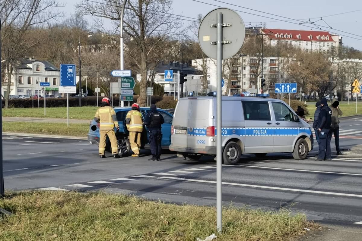 Zderzenie audi z suzuki na rondzie Dmowskiego w Lublinie