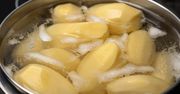 Dodaj 1 łyżkę do wody. Ziemniaki ugotują się szybciej i będą smaczniejsze