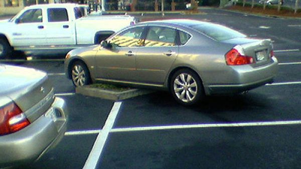 Najdziwniej zaparkowane samochody [galeria] 1