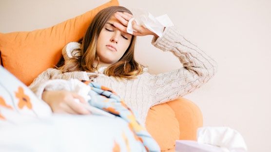 Najważniejszym kryterium do spełnienia, by otrzymać zasiłek chorobowy, jest objęcie obowiązkowym ubezpieczeniem chorobowym.