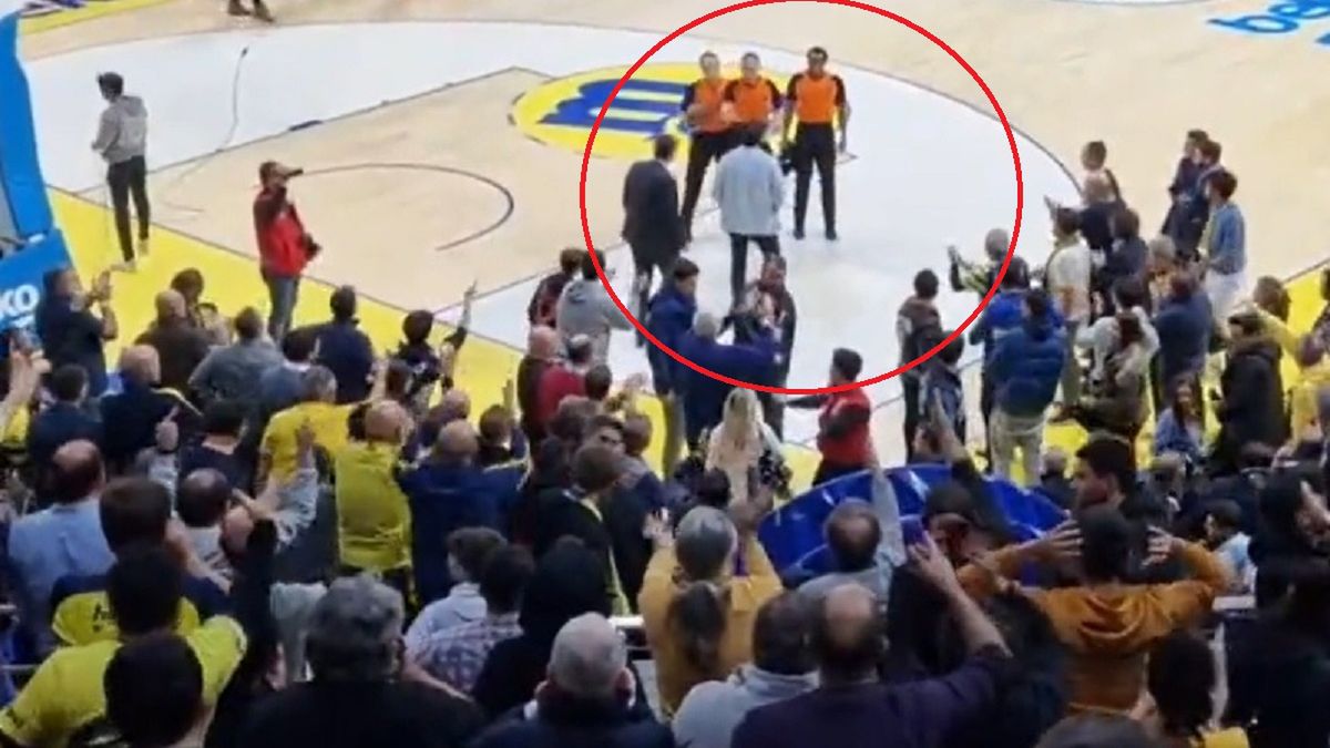 Rozsierdzeni kibice Fenerbahce zaatakowali sędziów