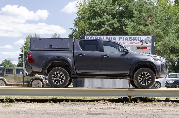 Hilux z obciążeniem 300 kg na pace - przed napompowaniem poduszek