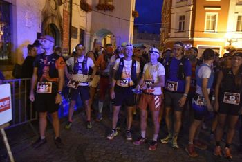 Tak startowała 35. Sudecka 100 na BIS. W góry nocą pobiegły setki osób
