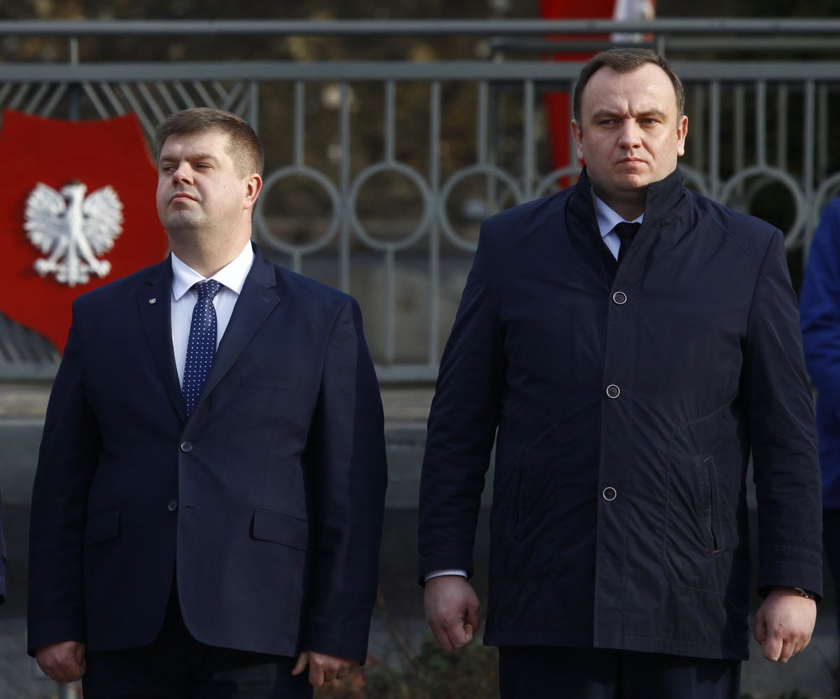 Wojciech Kałuża z lewej, Jakub Chełstowski z prawej. Obaj dokonali politycznej wolty, tylko w różnych kierunkach