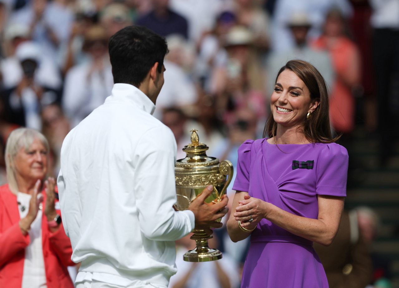 Księżna Kate wręcza puchar zwycięzcy Wimbledonu 