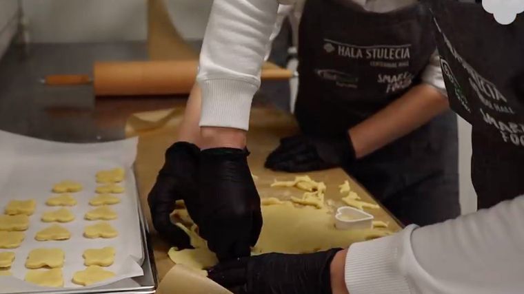 Pracownicy Hali Stulecia upiekli ciasteczka w kształcie rozety, architektonicznego elementu obiektu i logo placówki