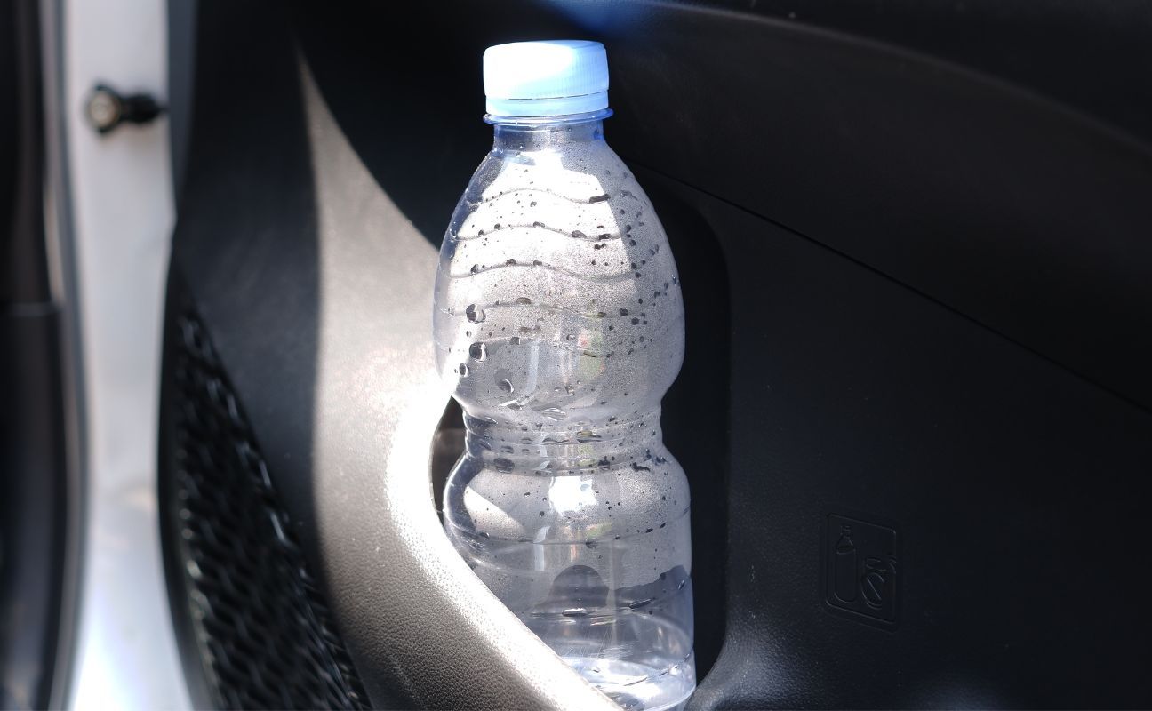 Woda w plastikowej butelce w gorącym samochodzie szkodzi zdrowiu