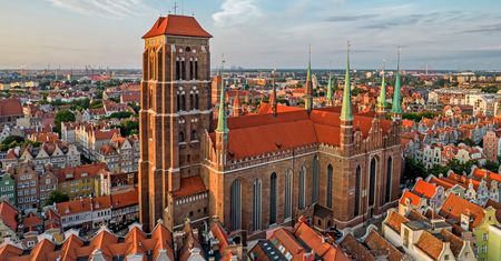 Turyści w Gdańsku przesadzają. Do bazyliki z lodami, piwem lub psem pod pachą