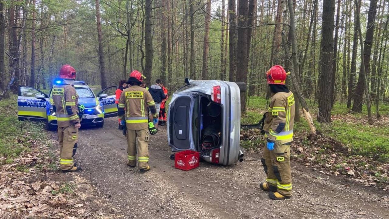 BMW uderzyło w drzewo i dachowało w miejscowości Kopyść 