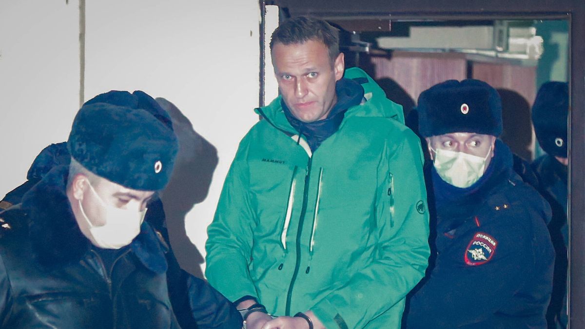 Russian opposition leader Alexei Navalny arrested
epa08946490 Russian opposition leader and anti-corruption activist Alexei Navalny (C) is escorted out of a police station in Khimki outside Moscow, Russia 18 January 2021. A Moscow judge on 18 January ruled that Navalny remains in custody for 30 days after his airport arrest on 17 January 2020 after his arrival from Germany.  EPA/SERGEI ILNITSKY 
Dostawca: PAP/EPA.
SERGEI ILNITSKY