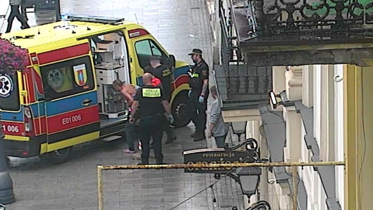 Zakrwawiony mężczyzna biegał po ulicy Piotrkowskiej w Łodzi.