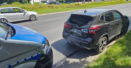 Zatrzymał się przed skrzyżowaniem, aby przepuścić karetkę. W tył nissana uderzył ciężarowy MAN