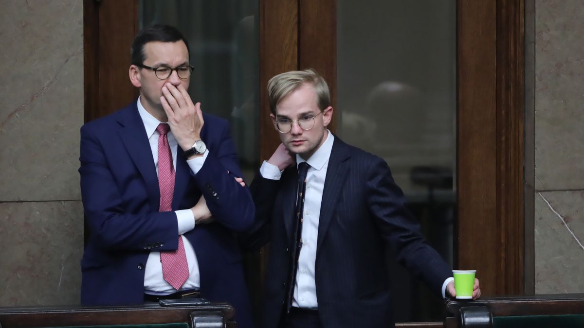 a zdjęciu premier Mateusz Morawiecki oraz wiceminister finansów Piotr Patkowski w trakcie posiedzenia Sejmu