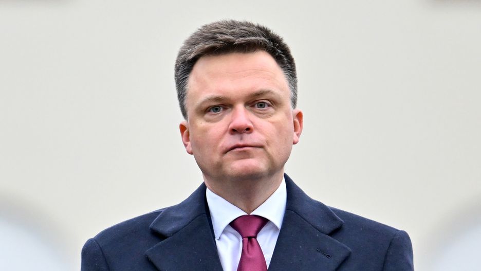 Kielce, 13.11.2024. Marszałek Sejmu Szymon Hołownia podczas uroczystego apelu z okazji przekazania Flagi Rzeczypospolitej Polskiej Centrum Przygotowań do Misji Zagranicznych w Kielcach, 13 bm. (sko) PAP/Piotr Polak