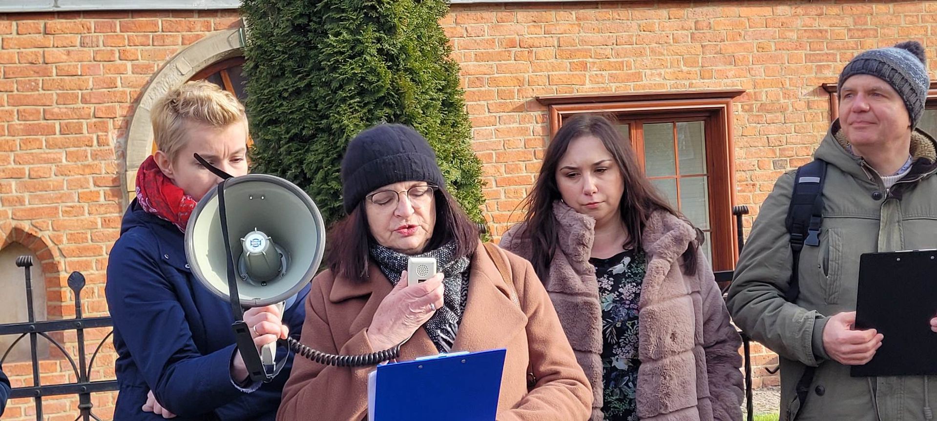 Protest działaczy Kongresu Katoliczek i Katolików przed gdańską kurią