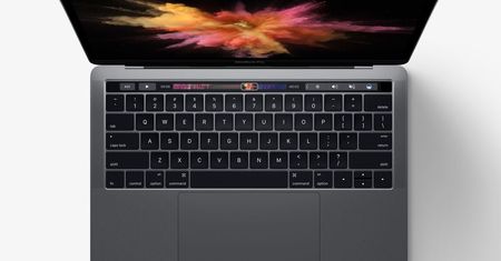 DOOM uruchomiony na panelu Touch Bar z MacBooka