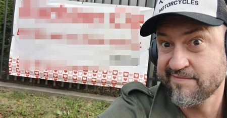 Prokop pokazał wielki szyld. "Jaki wstyd na wsi"
