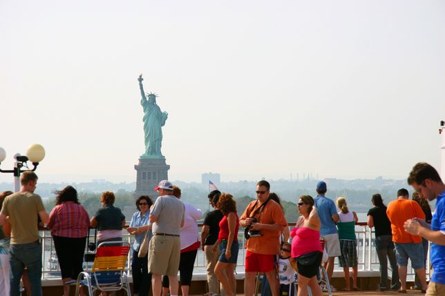 Statua Wolności jest widoczna z promu na Staten Island