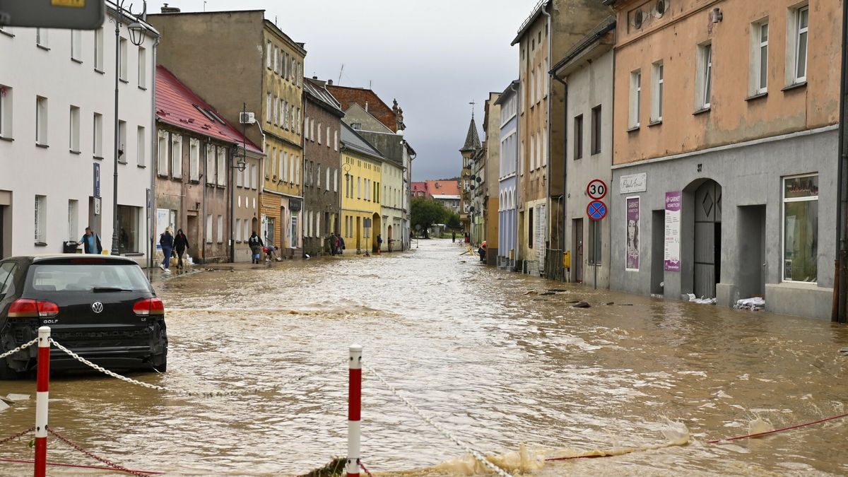 Pow�d? na po?udniu Polski
15.09.2024, Glucholazy, Ulica plynie rzeka wody. A tam gdzie woda juz opadla odkrywa swoje zniszczenia., fot. Michal Dubiel/REPORTER
Michal Dubiel/REPORTER