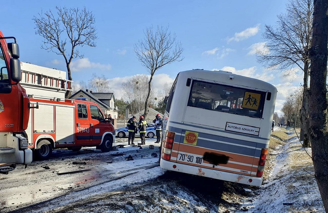 Tragedia na Mazowszu. Autobus zderzył się z osobówką