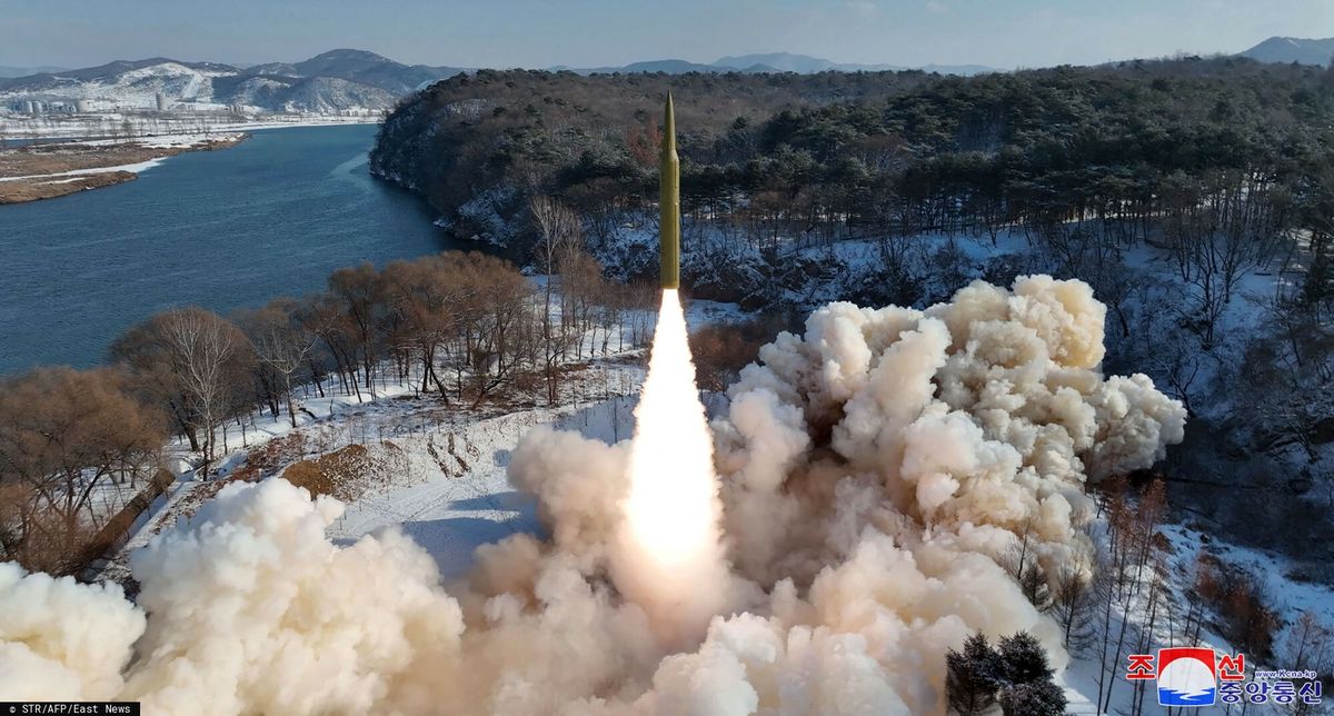 Testowe wystrzelenie pocisku hipersonicznego na paliwo stałe przez Koreę Północną. Zdjęcie opublikowane przez oficjalną Koreańską Centralną Agencję Informacyjną 15 stycznia 2024 r.