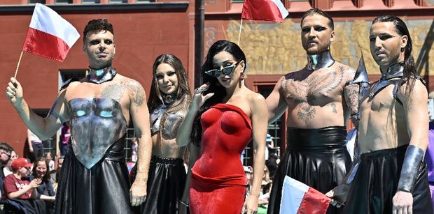 Justyna Steczkowska zachwyciła na ceremonii otwarcia Eurowizji. Na turkusowym dywanie pokazała się w dopasowanej czerwonej kreacji